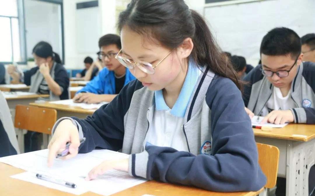 老師宣布各科月考第1名 女生連站7次 頒獎的男生累壞了