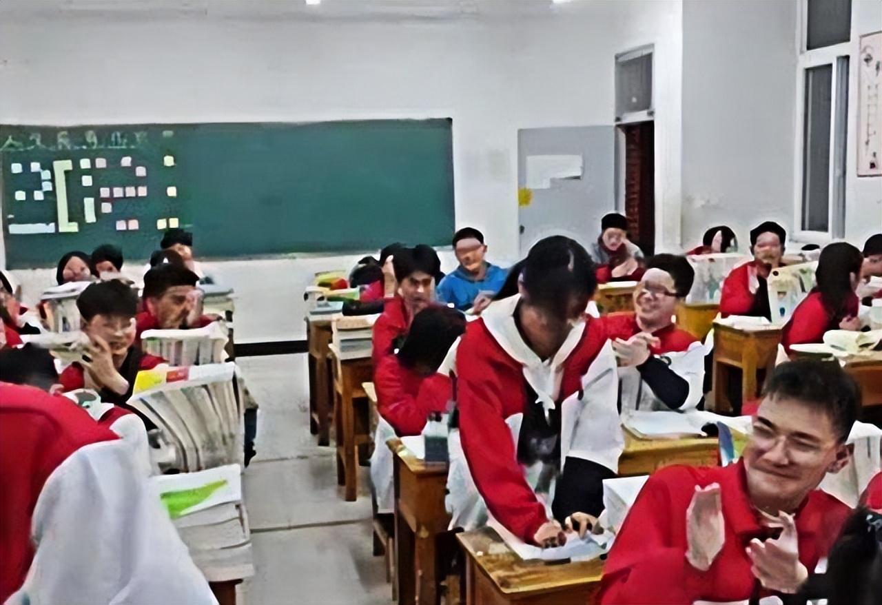 老師宣布各科月考第1名 女生連站7次 頒獎的男生累壞了