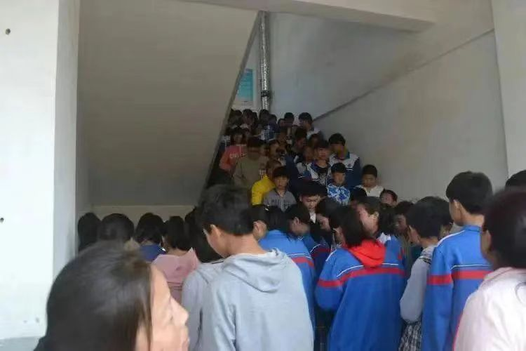 河南一小學禁止騎三輪接孩子，目的是校門口禁三輪車治擁堵
