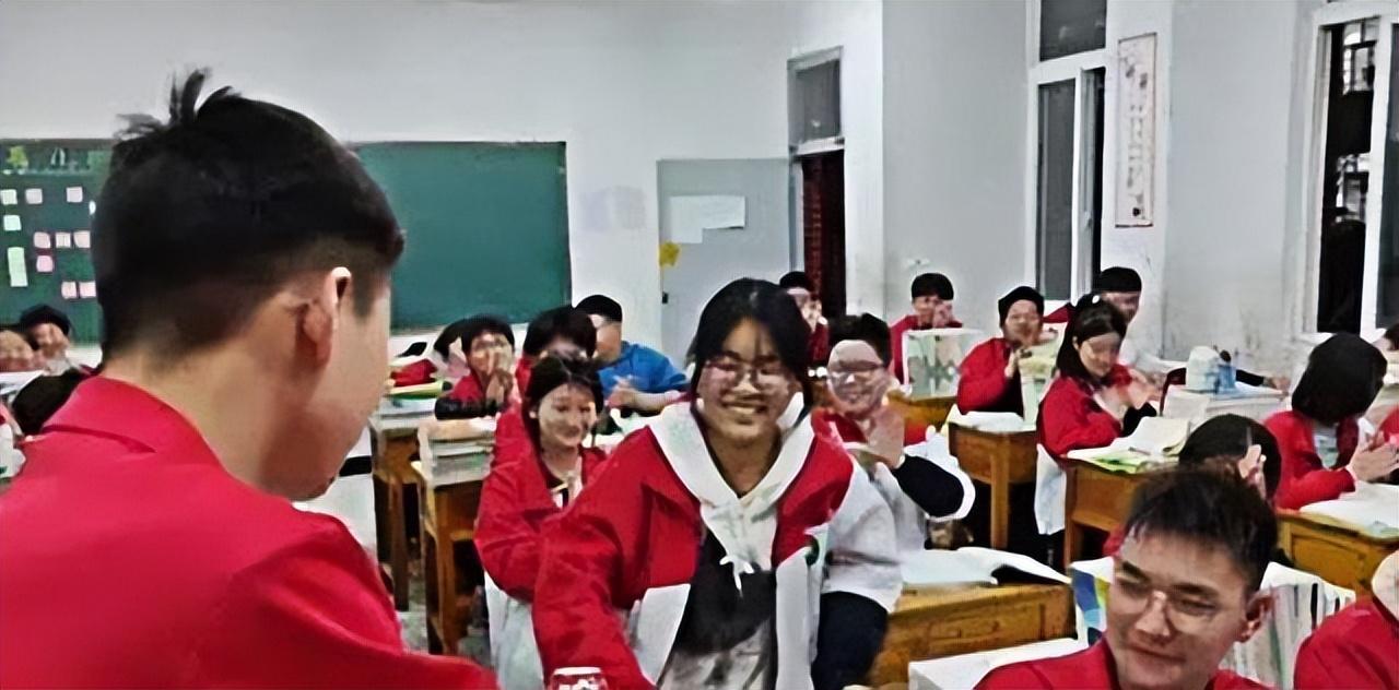 老師宣布各科月考第1名 女生連站7次 頒獎的男生累壞了